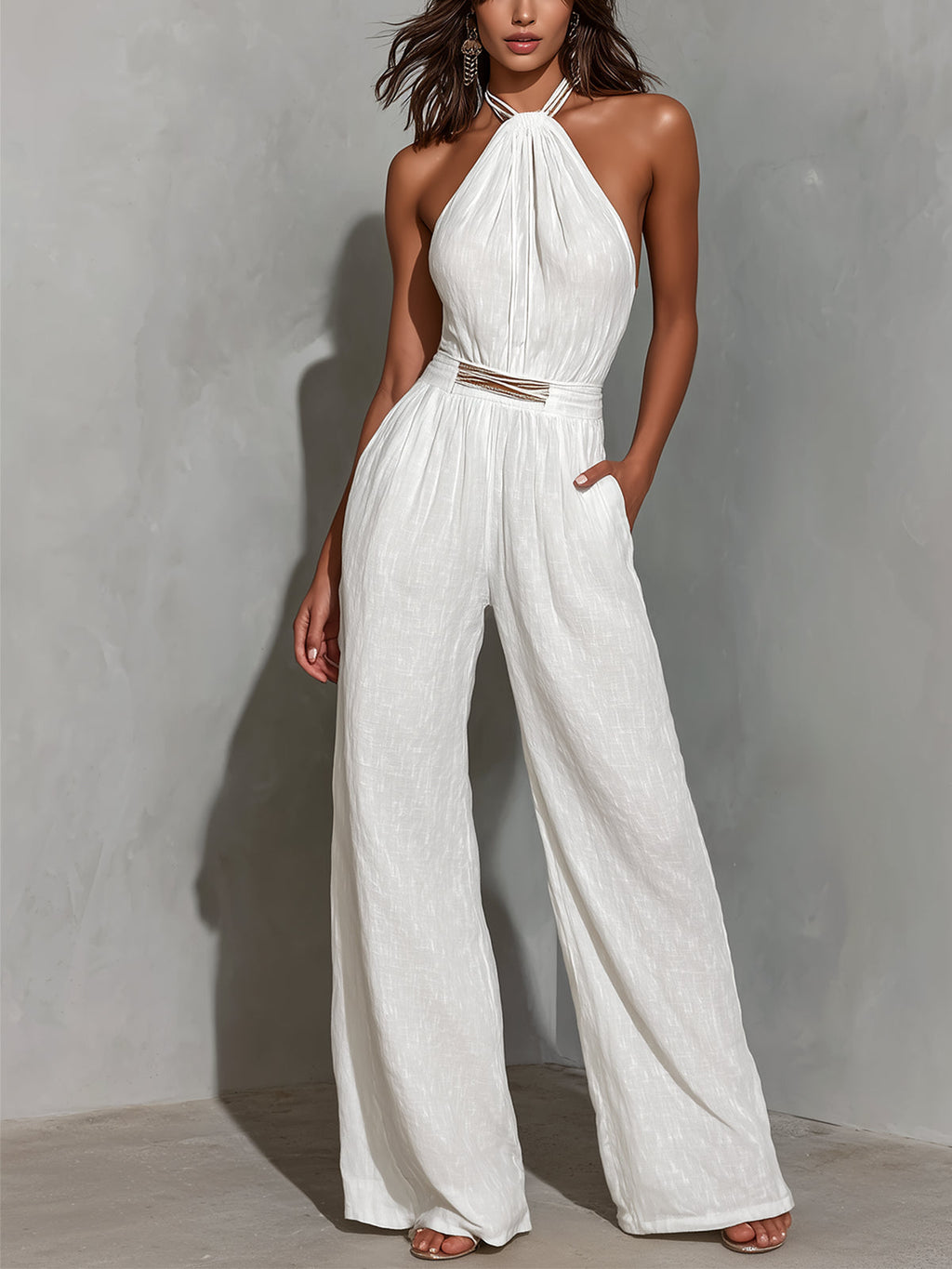 Mono blanco sin mangas con cuello halter en tela tipo algodón-lino sintético – Estilo veraniego sin esfuerzo