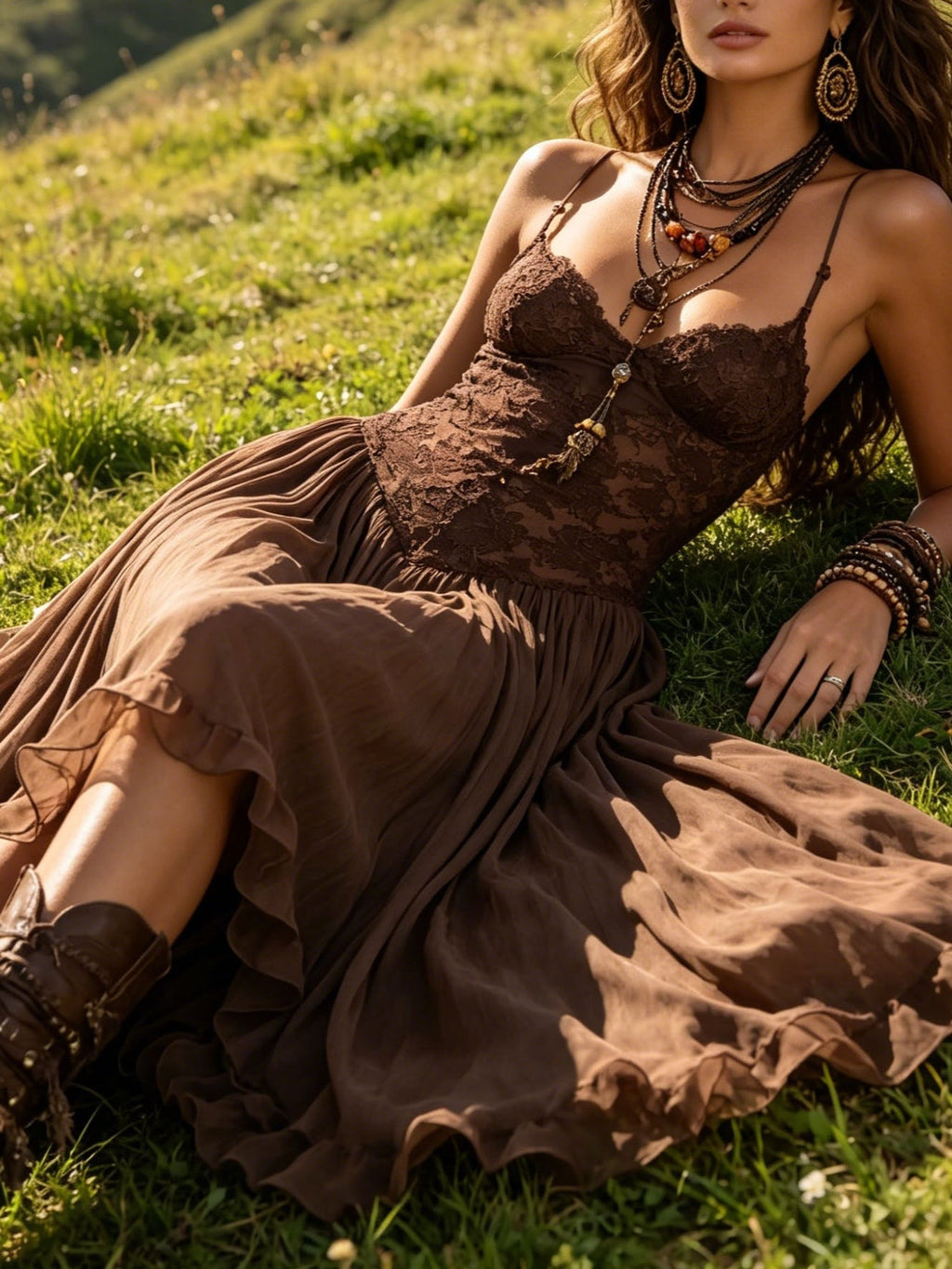 Vestido maxi de gasa marrón oscuro con paneles de encaje delicados