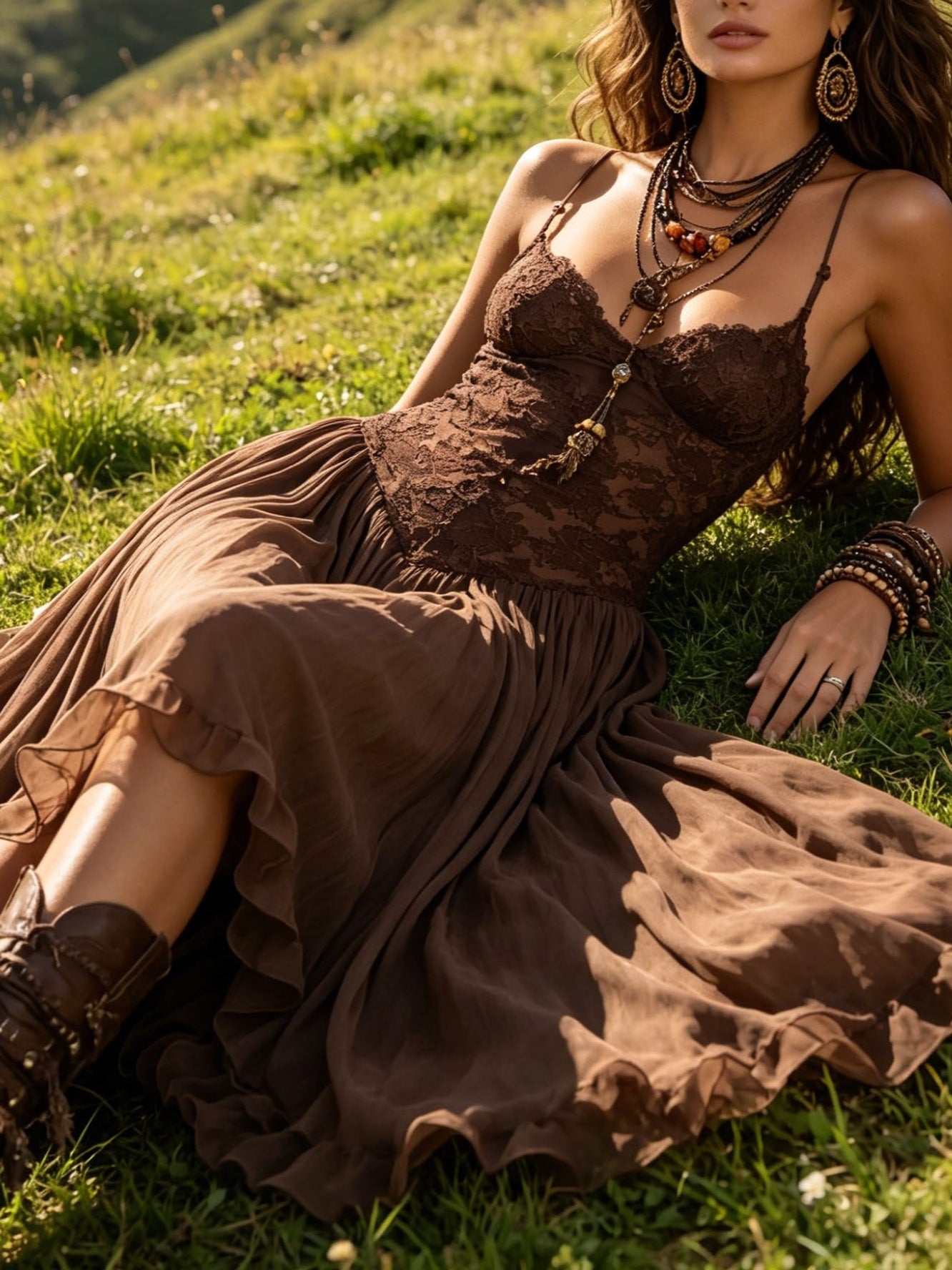 Vestido maxi de gasa marrón oscuro con paneles de encaje delicados