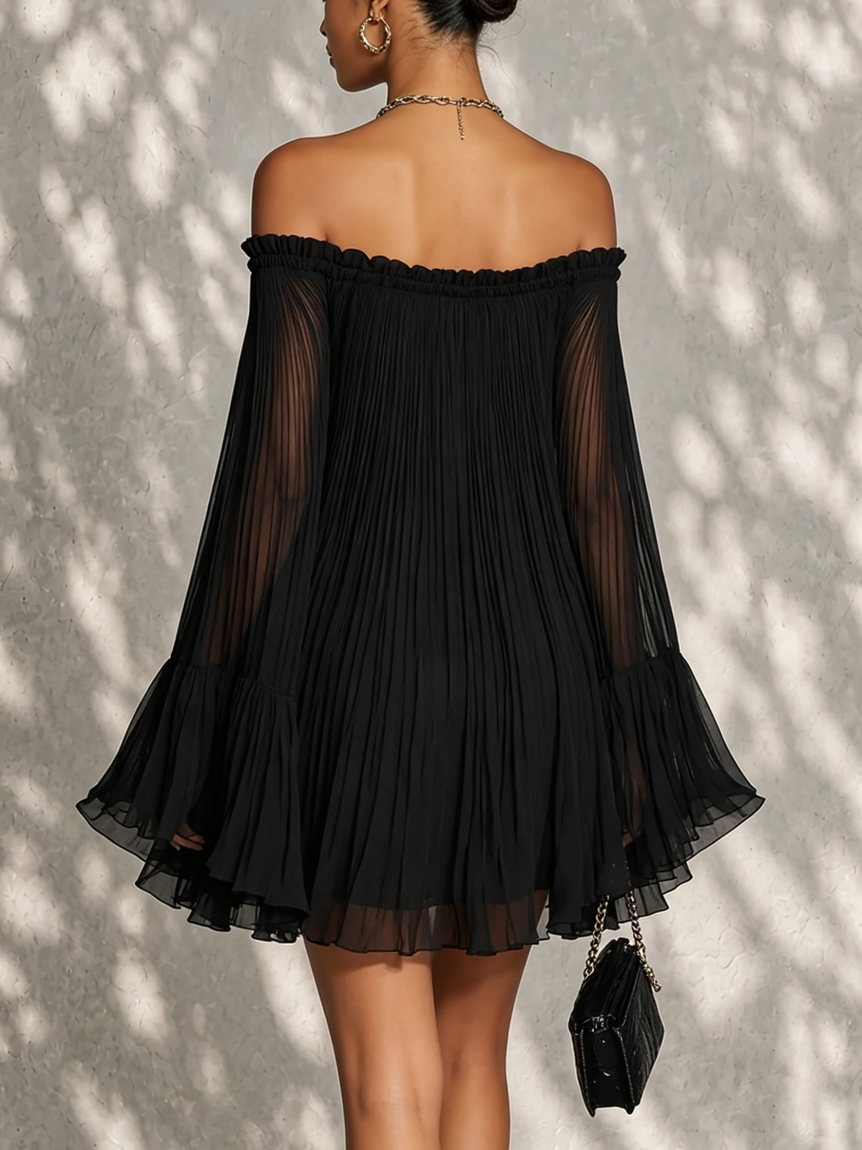 Vestido corto negro con hombros descubiertos y mangas campana con volantes