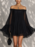 Vestido corto negro con hombros descubiertos y mangas campana con volantes