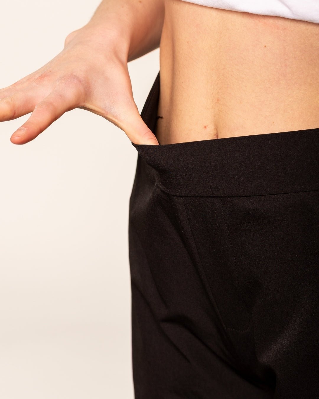 Pantalones de corte entallado y cómodos en negro