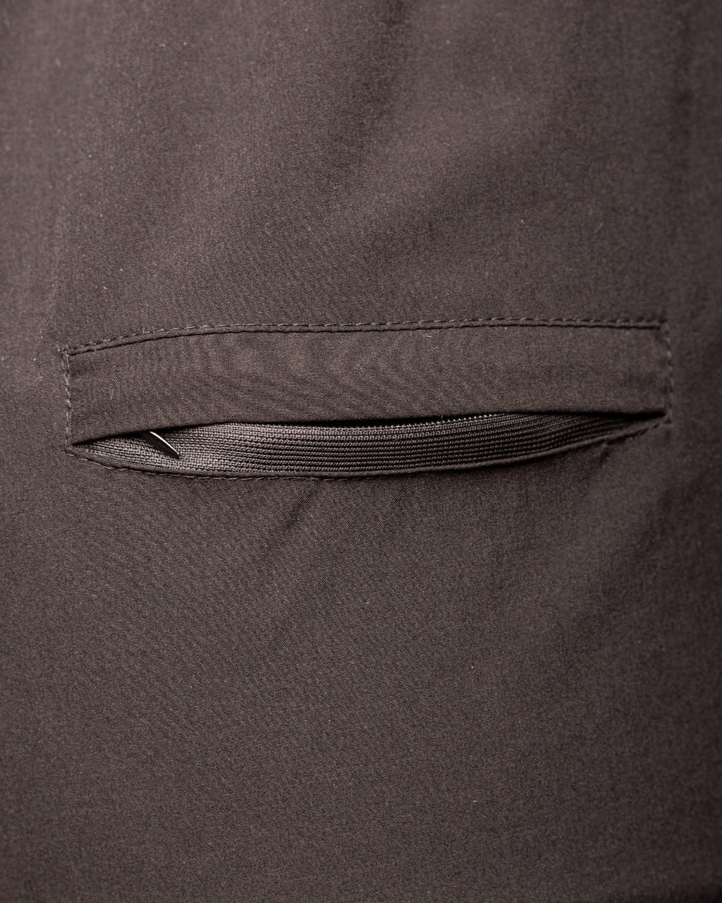 Pantalones de corte entallado y cómodos en negro