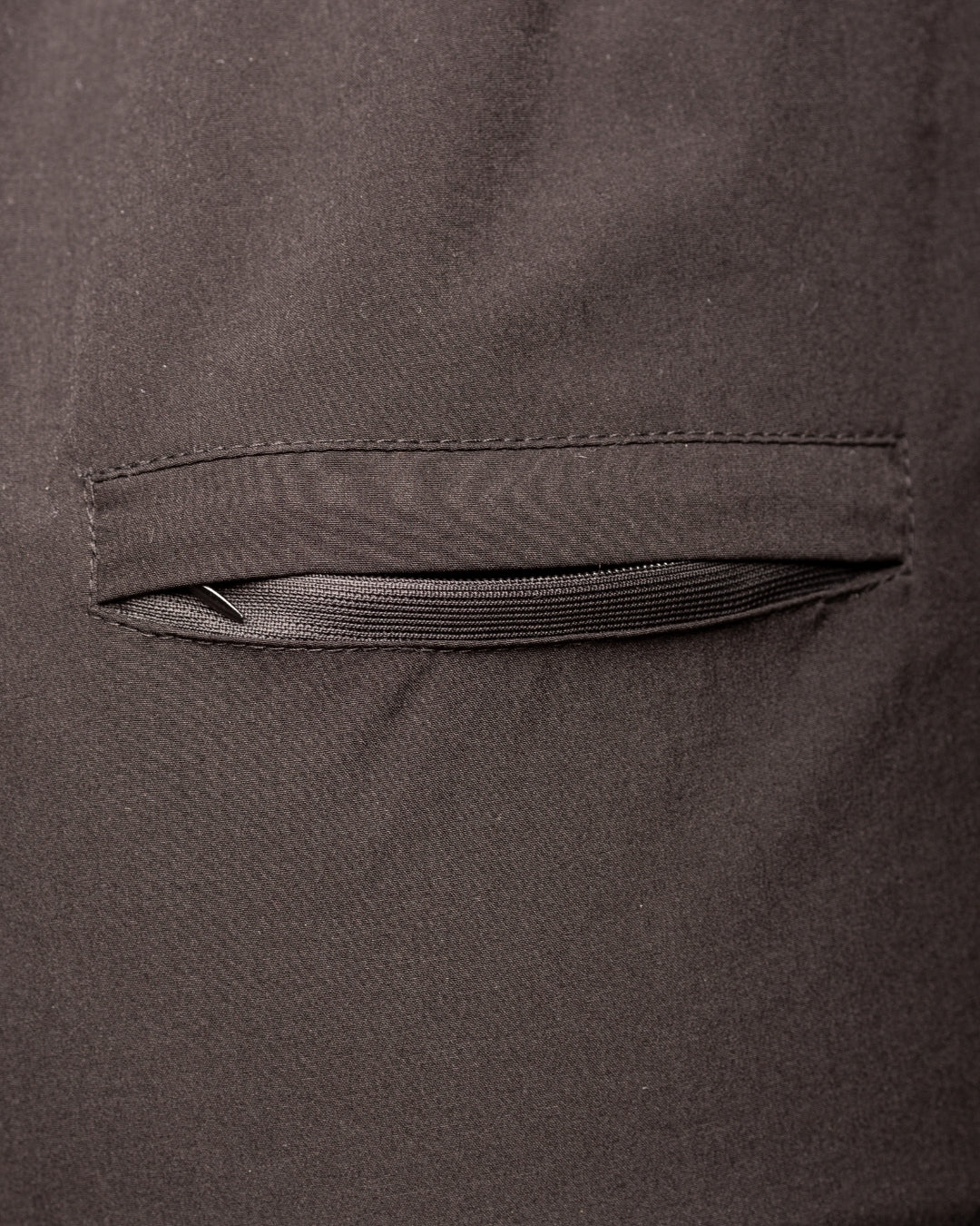Pantalones de corte entallado y cómodos en negro