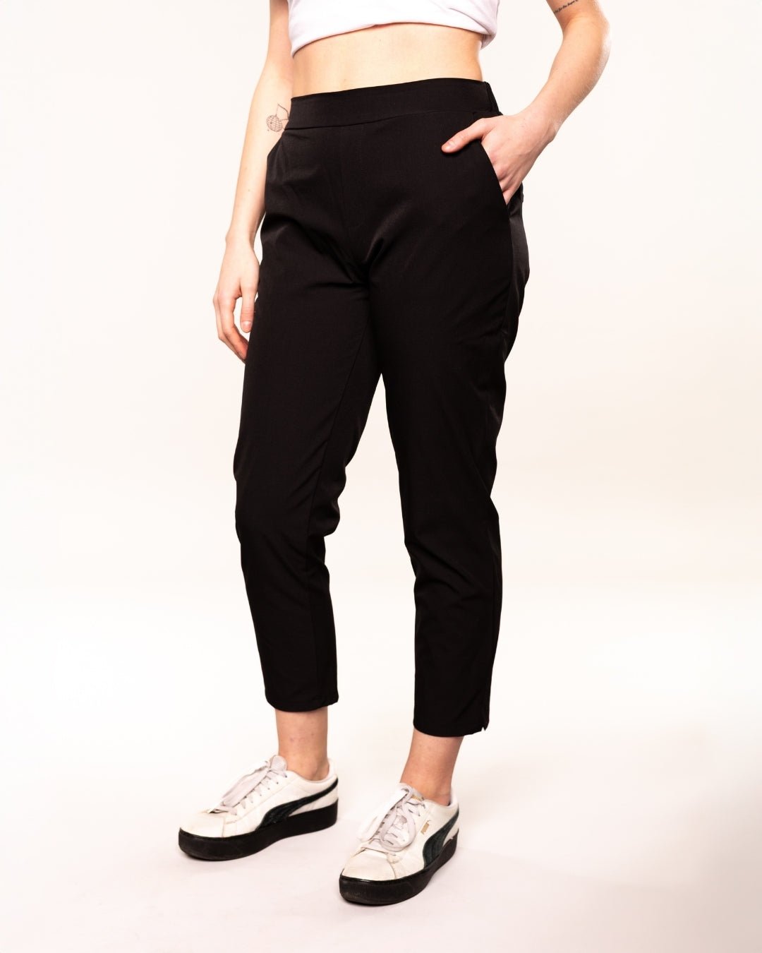 Pantalones de corte entallado y cómodos en negro