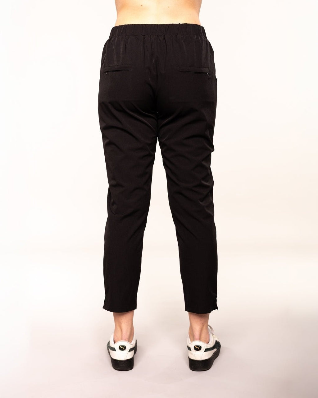 Pantalones de corte entallado y cómodos en negro