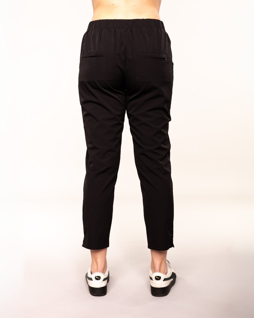 Pantalones de corte entallado y cómodos en negro
