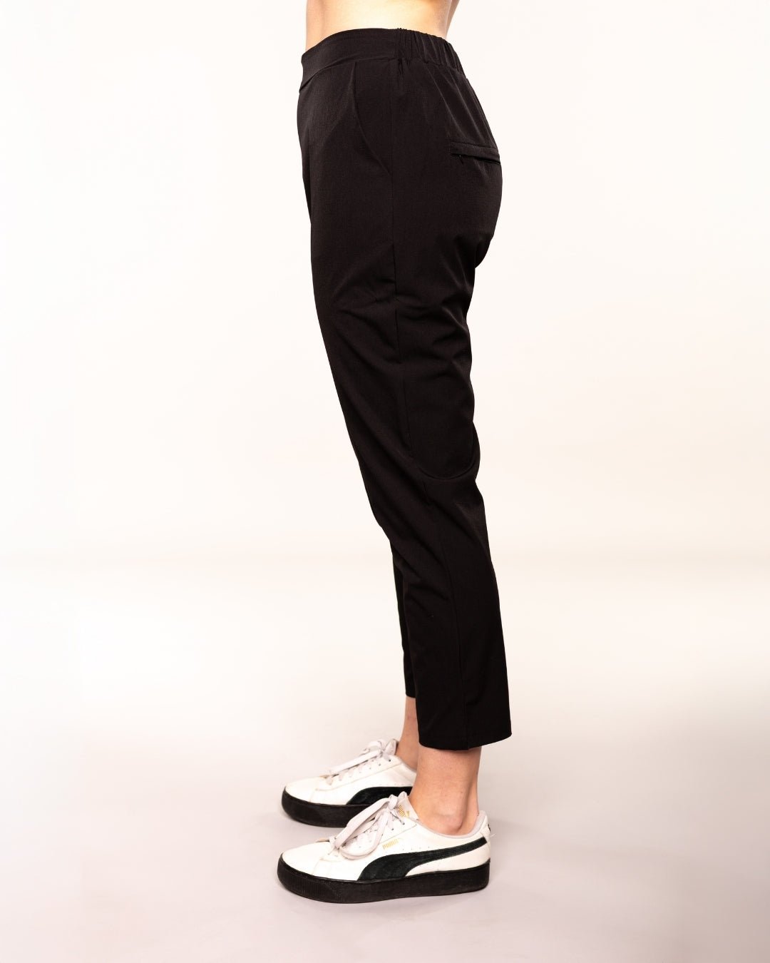 Pantalones de corte entallado y cómodos en negro