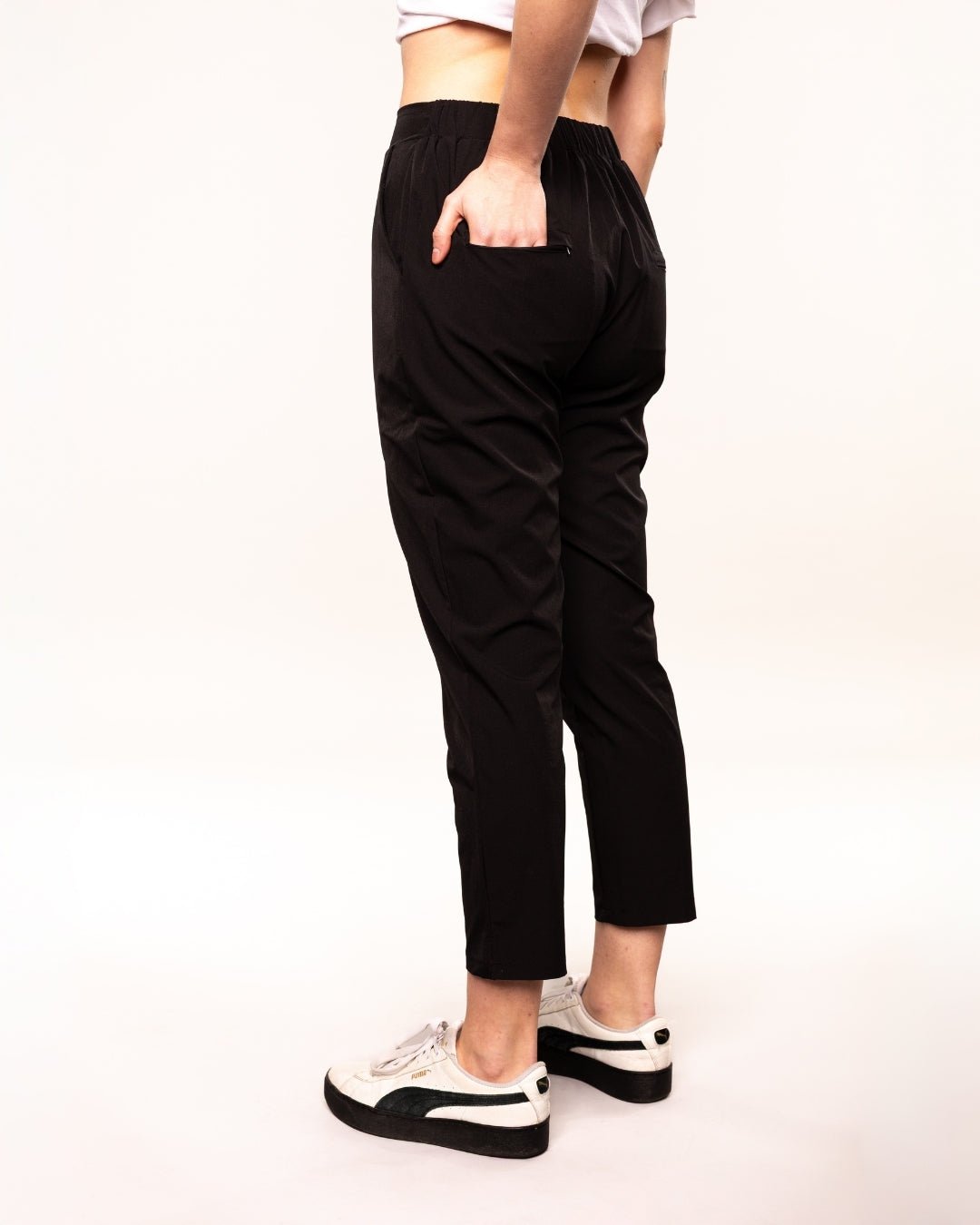 Pantalones de corte entallado y cómodos en negro